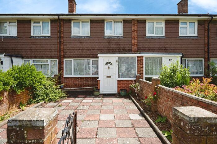3 Bedroom Terraced House For Sale In Hickling Close, Bedford, MK40