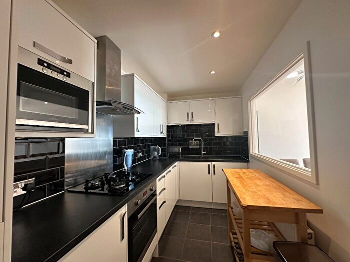 2 Bedroom Flat To Rent In Newport Avenue, London, E14