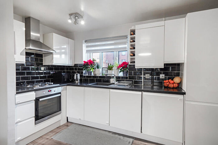 2 Bedroom Flat To Rent In Burnham Gardens, Croydon, CR0
