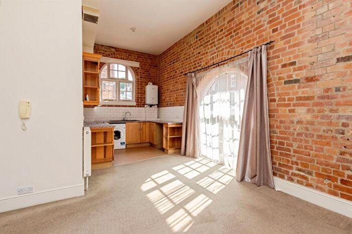 2 Bedroom Flat For Sale In Marhill Road, Carlton, Nottingham, NG4