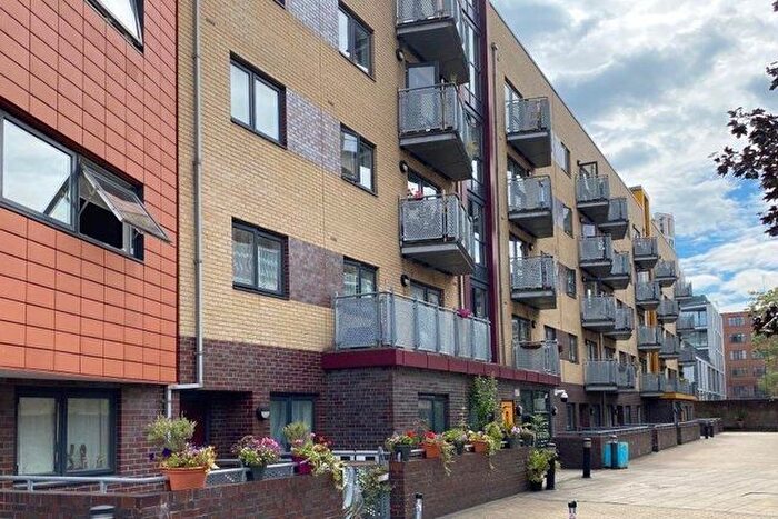 1 Bedroom Flat For Sale In Oakleigh Court, Murray Grove, Hackney, N1