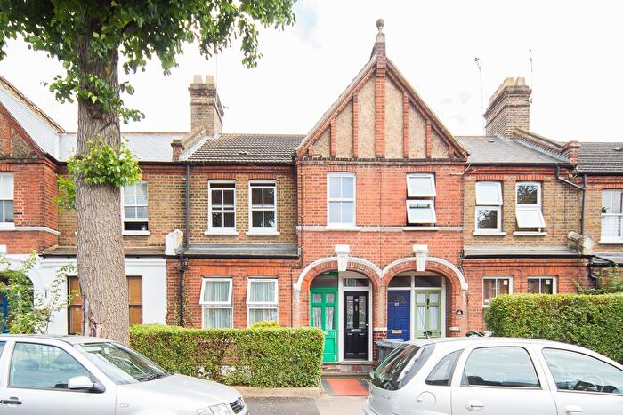 3 Bedroom Apartment To Rent In Warner Road, Walthamstow, E17