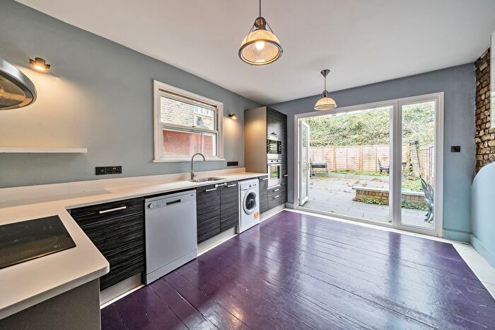 2 Bedroom Flat For Sale In Ravenslea Road, Balham, SW12