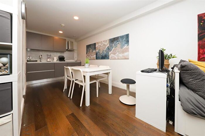 1 Bedroom Flat For Sale In Jessop Court, Brindley Place, UB8