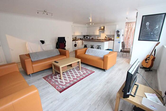 3 Bedroom Apartment To Rent In High Road, London, N12