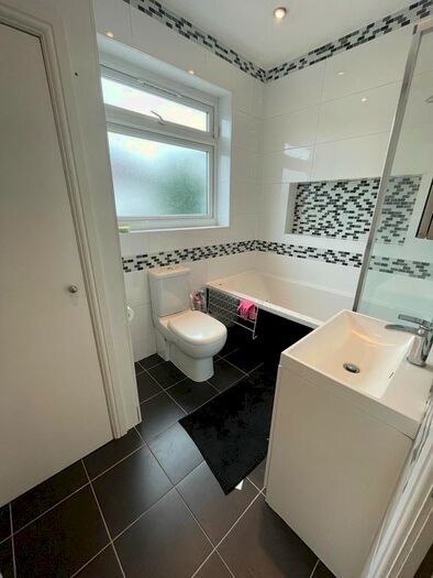 5 Bedroom Semi-Detached House To Rent In Gainsborough Gardens, Golders Green London, NW11