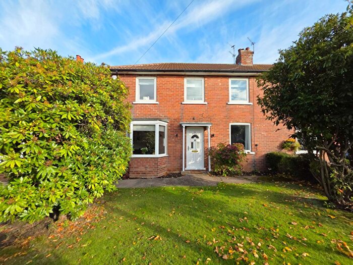 3 Bedroom Semi-Detached House For Sale In Harewood Avenue, Doncaster, DN3