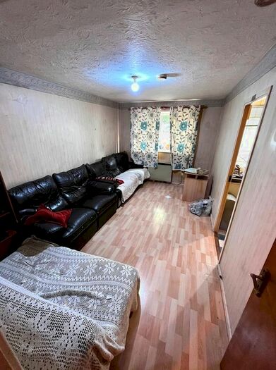1 Bedroom Flat To Rent In Willenhall Drive, Hayes, UB3