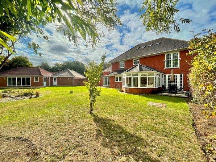 6 Bedroom Detached House To Rent In Hillcrest Close, Loughton, MK5