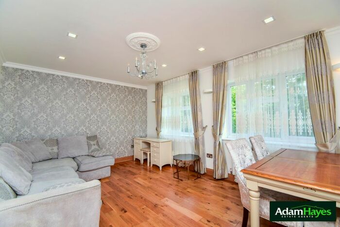 3 Bedroom Flat To Rent In High Road, North Finchley, N12