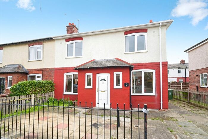 3 Bedroom Semi Detached House For Sale In Brooklands Road, Walton, Wakefield, WF2