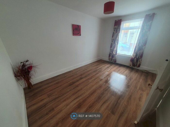 3 Bedroom End Of Terrace House To Rent In East Street, Gillingham, ME7