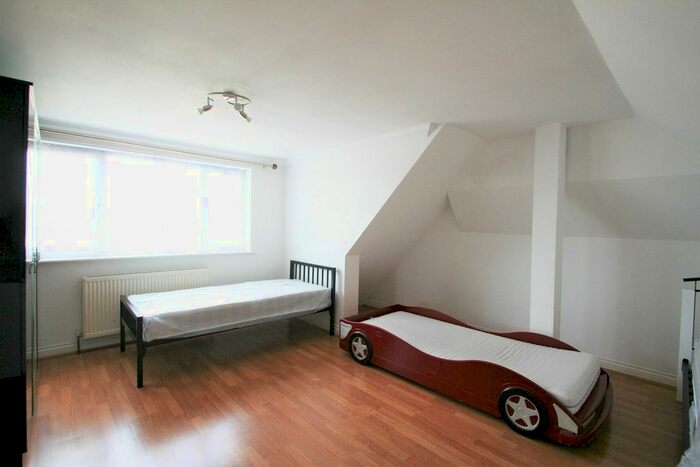 2 Bedroom Flat To Rent In Ridge Hill, London, NW11