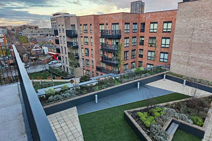 2 Bedroom Flat For Sale In Bell Road, Hounslow, TW3