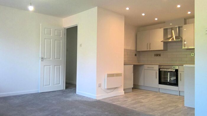 Town House To Rent In Chivelstone Grove, Stoke-On-Trent, ST4