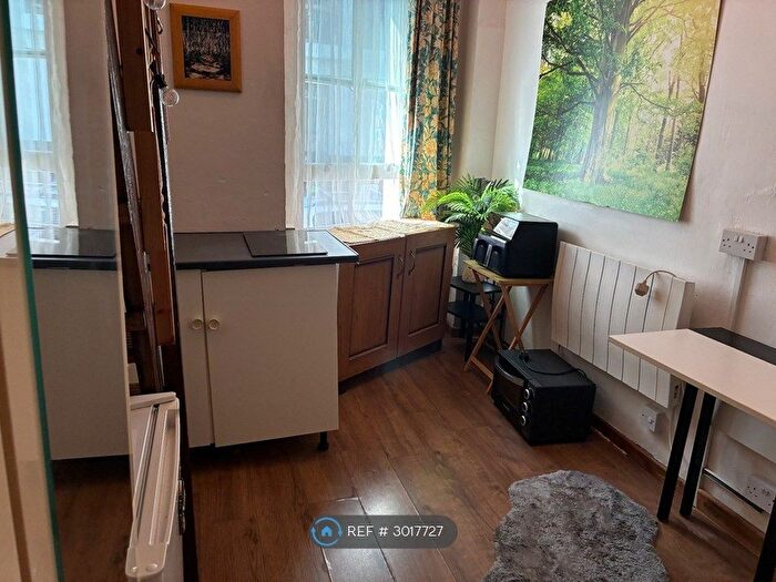 Studio To Rent In Hogarth Rd, London, SW5