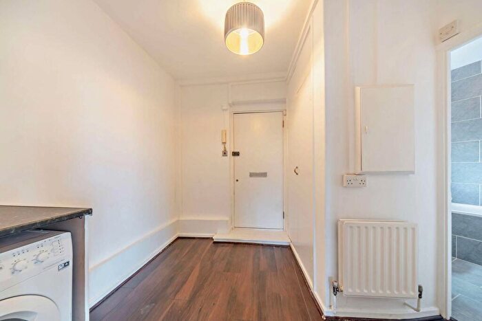 2 Bedroom Flat For Sale In Portpool Lane, London, EC1N - Photo 2
