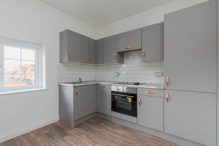 3 Bedroom Flat To Rent In North Street, Egham, TW20