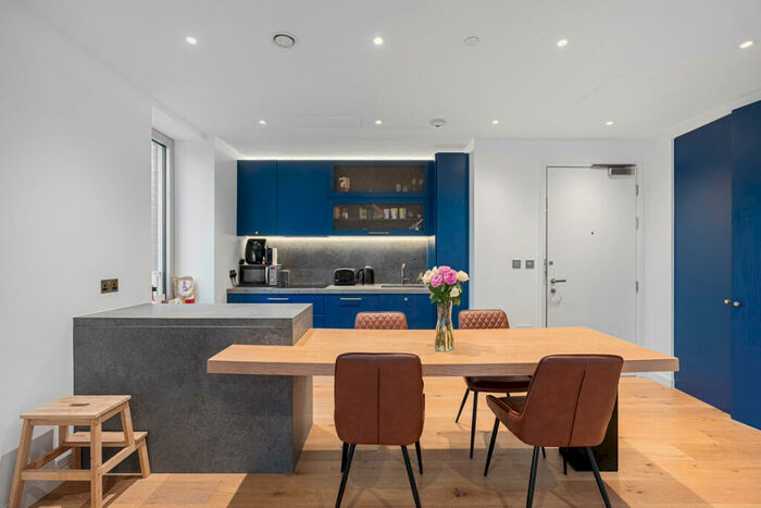 2 Bedroom Apartment To Rent In Good Luck Hope Walk, London, E14