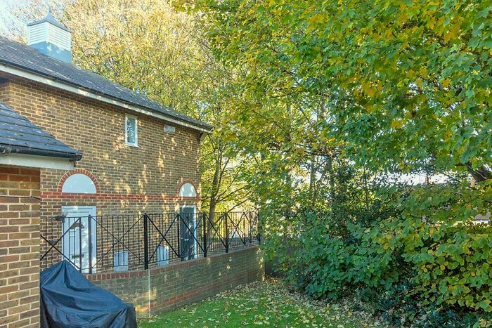 2 Bedroom Flat To Rent In Armada Way, Chatham, Kent, ME4