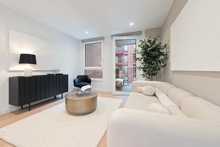 2 Bedroom Flat For Sale In Dunlip And Pochard House, Hawser Lane, London, E14