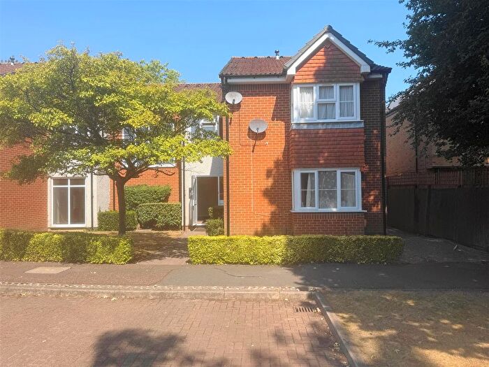 1 Bedroom Property For Sale In Heatherwood Drive, Hayes, UB4