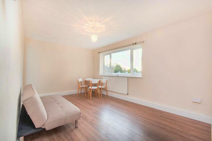 1 Bedroom Flat To Rent In Cortis Road, Putney Heath, London, SW15