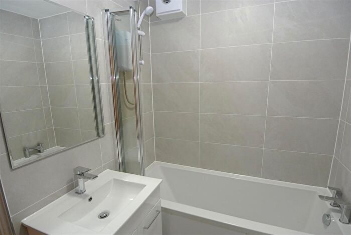 1 Bedroom Flat For Sale In Wesley Drive, Egham, TW20