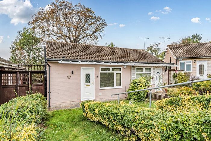 1 Bedroom Semi-detached Bungalow For Sale In The Glade, Enfield, EN2