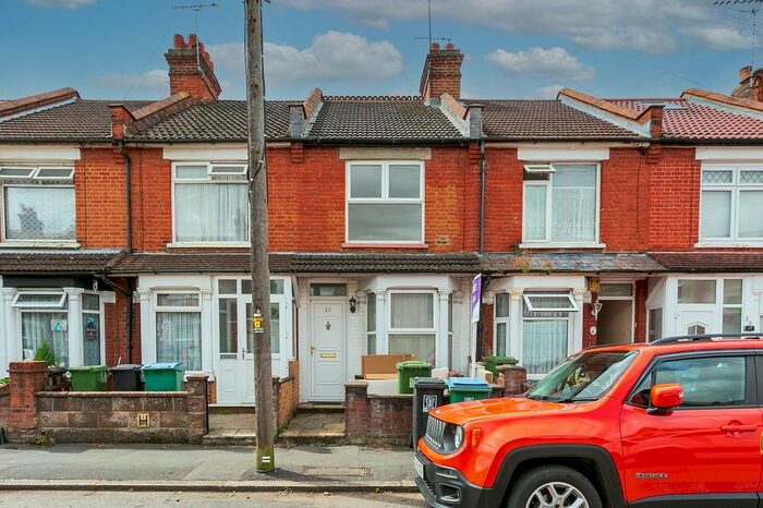 2 Bedroom Flat To Rent In Durban Road East, Watford, Hertfordshire, WD18