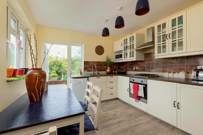 2 Bedroom Maisonette To Rent In Vale Crescent, Putney, SW15