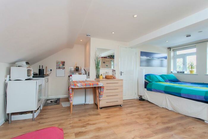 Studio To Rent In Golders Green Road, London, NW11