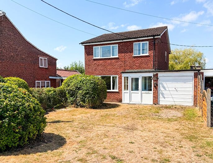 3 Bedroom Link Detached House For Sale In Buckenham Road, Attleborough, Norfolk, NR17