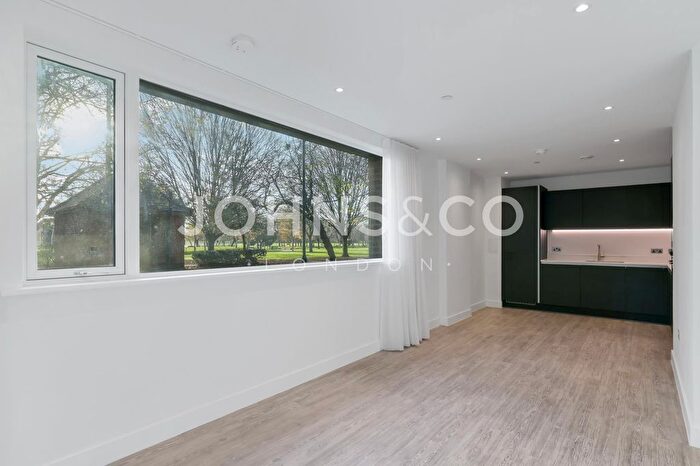 3 Bedroom Flat To Rent In Lampton Parkside, Hounslow, London, TW3