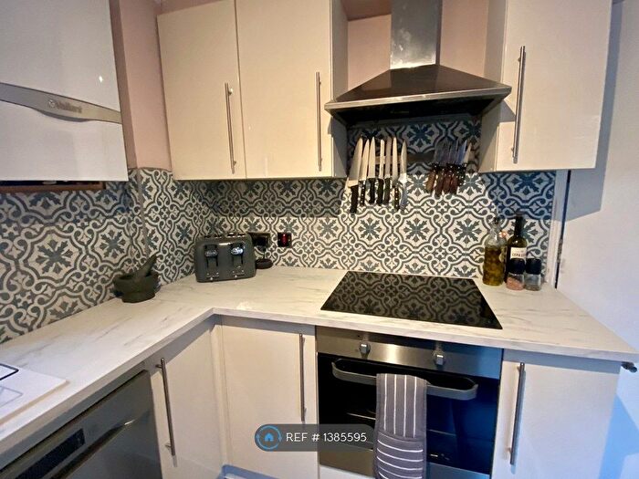 4 Bedroom Semi-detached House To Rent In Brinkworth Way, London, E9