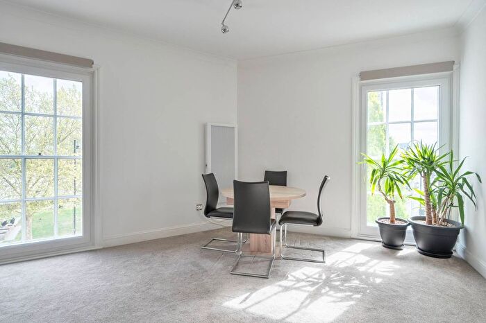 2 Bedroom Flat For Sale In Millbank, Pimlico, London, SW1P