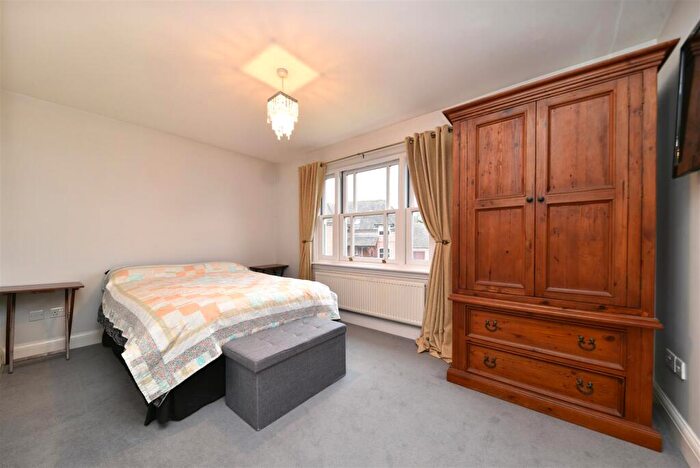 5 Bedroom Detached House For Sale In Dunwich Farm, Stevenage, SG1