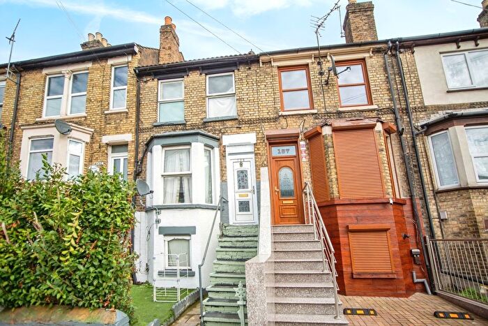 3 Bedroom Terraced House For Sale In Luton Road, Chatham, ME4
