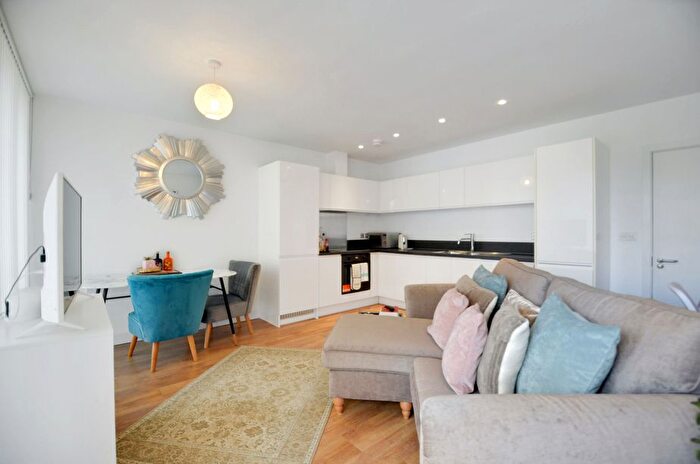 1 Bedroom Flat For Sale In Freston Road, London, W10