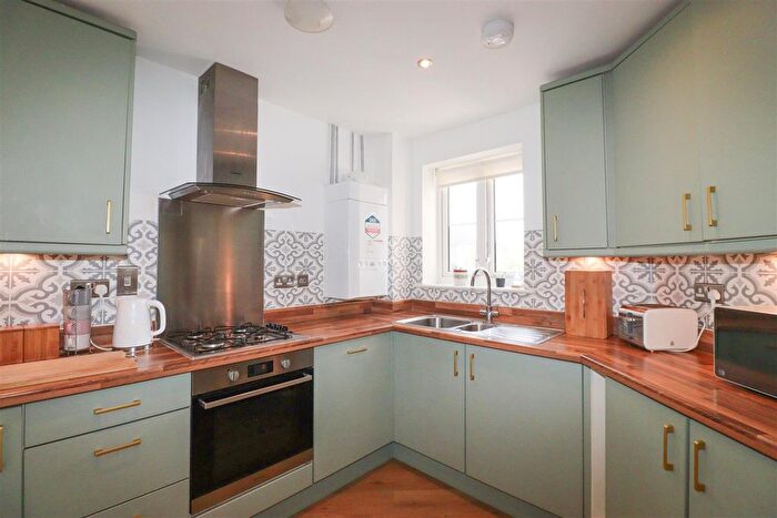 2 Bedroom Flat For Sale In Deadbrook Lane, Aldershot, GU12