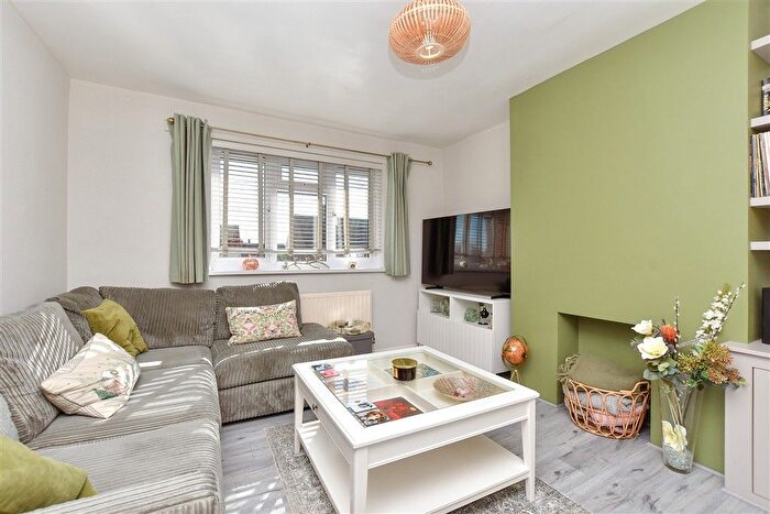2 Bedroom Maisonette For Sale In Sandgate Road, Welling, Kent, DA16