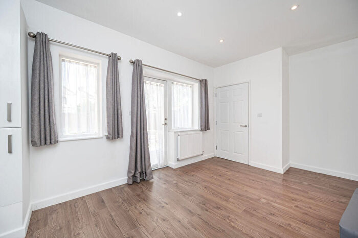 2 Bedroom Flat To Rent In Chestnut Avenue, Forest Gate, London, E7