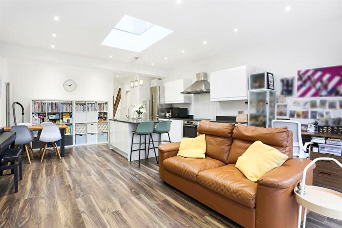 2 Bedroom Detached House For Sale In Hamilton Avenue, Cheam, Sutton, SM3