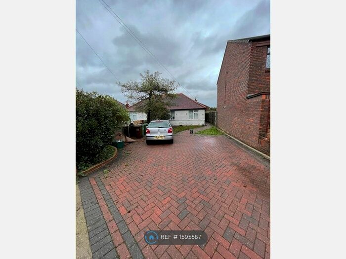 3 Bedroom Bungalow To Rent In Langley Avenue, Worcester Park, KT4