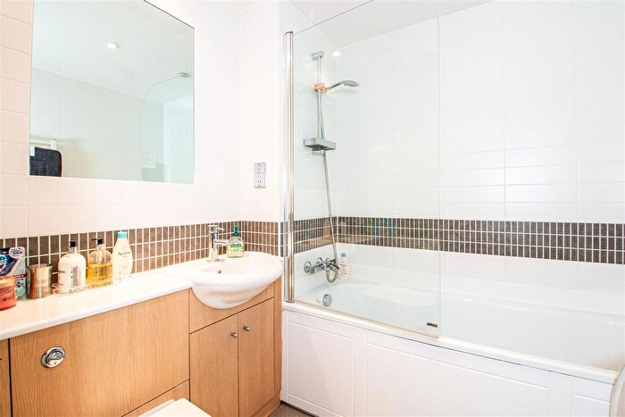 3 Bedroom Flat To Rent In Merrivale Mews, Milton Keynes, MK9