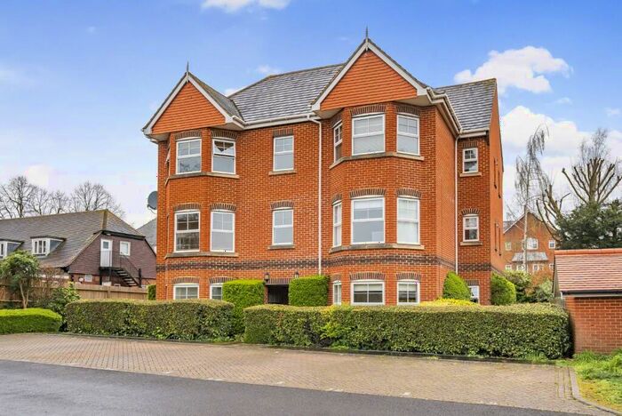 2 Bedroom Apartment To Rent In Nightingale Walk, Windsor, SL4