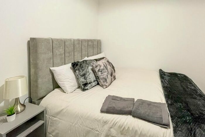 4 Bedroom Flat To Rent In Princess Road, Manchester, M14