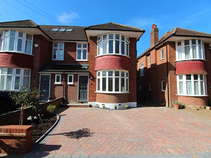 3 Bedroom Semi-detached House To Rent In Ventnor Drive, London, N20