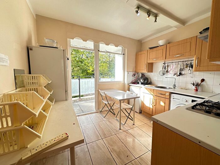 4 Bedroom Flat To Rent In Churchill Gardens, London, SW1V