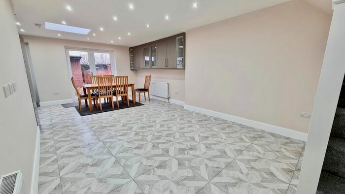 4 Bedroom Bungalow To Rent In Wingfield Way, Ruislip, HA4